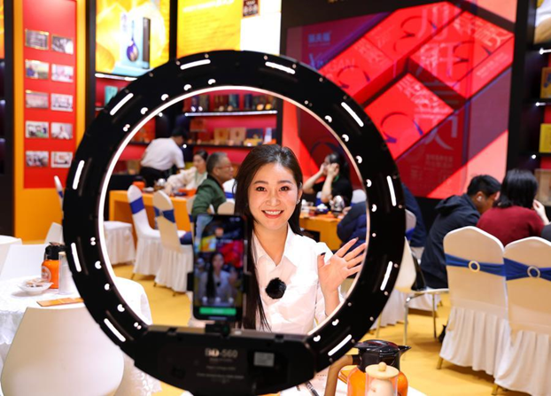 A live streamer works at the 17th Cross-Strait Tea Expo in Wuyishan, southeast China's Fujian Province, Nov. 16, 2025. [Photo by Huang Jiemin/Xinhua]