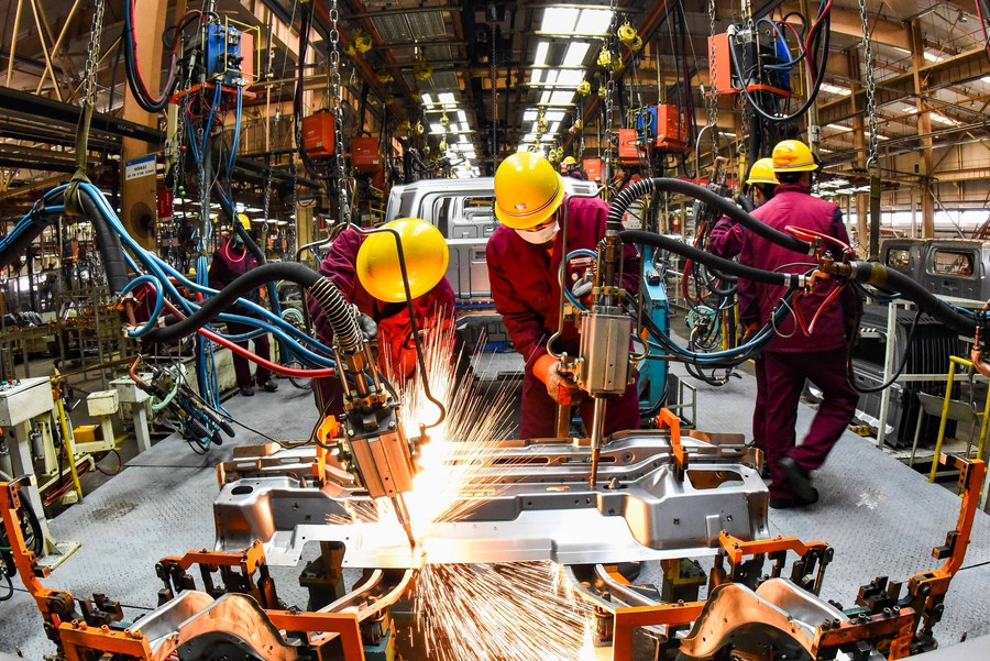 Workers weld at a workshop of an automobile manufacturing enterprise in Qingzhou city, East China's Shandong province. [Photo/Xinhua]