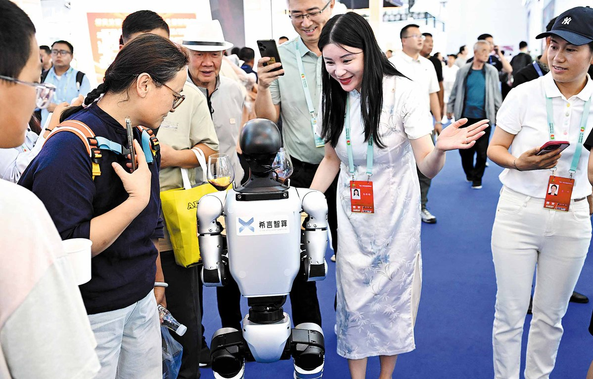 People surround and get to know a humanoid robot during the China-Arab States Expo on Aug 28. ZUO MINGYUAN/FOR CHINA DAILY