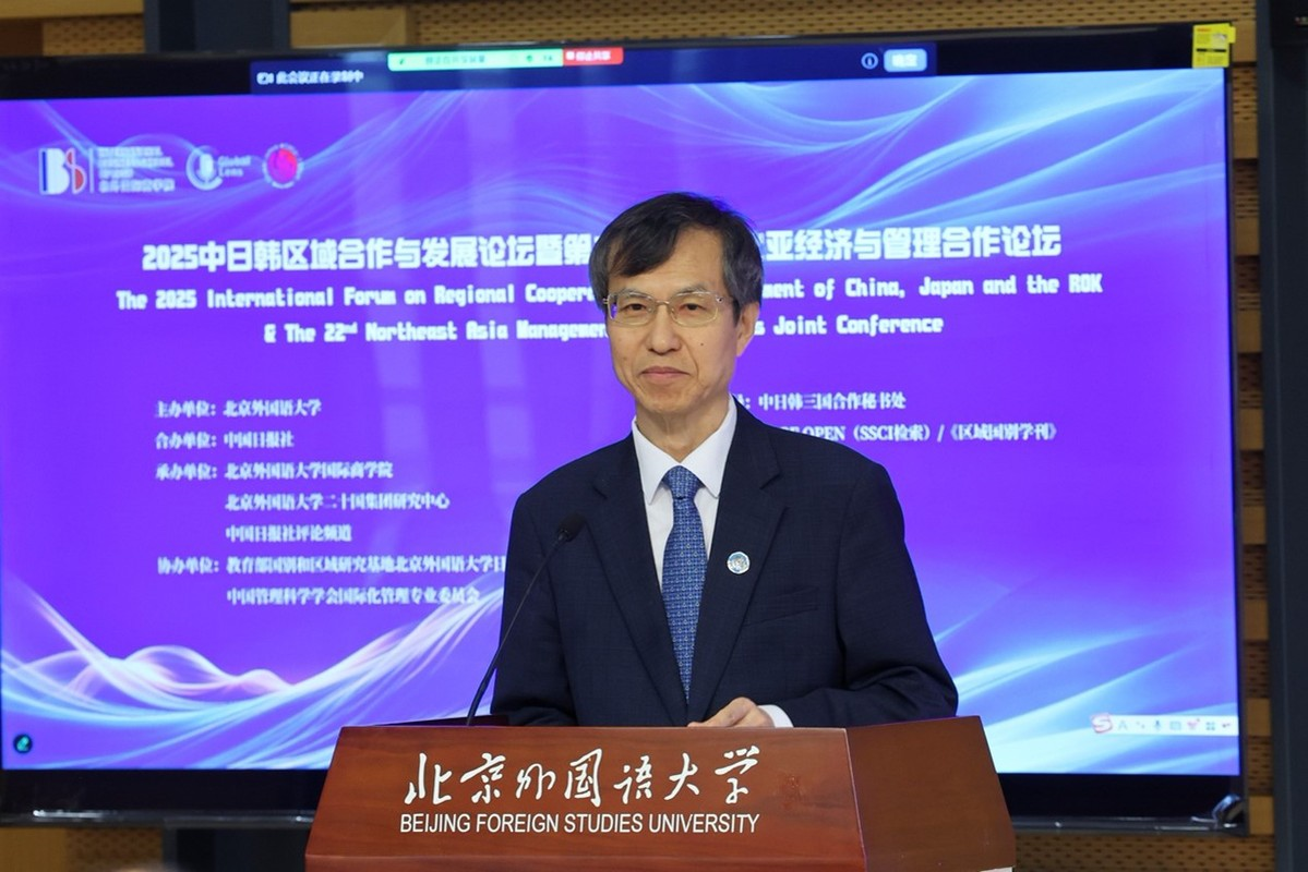 Lee Hee-sup, secretary-general of the Trilateral Cooperation Secretariat, delivers a keynote speech at the forum. WANG ZHUANGFEI/CHINA DAILY