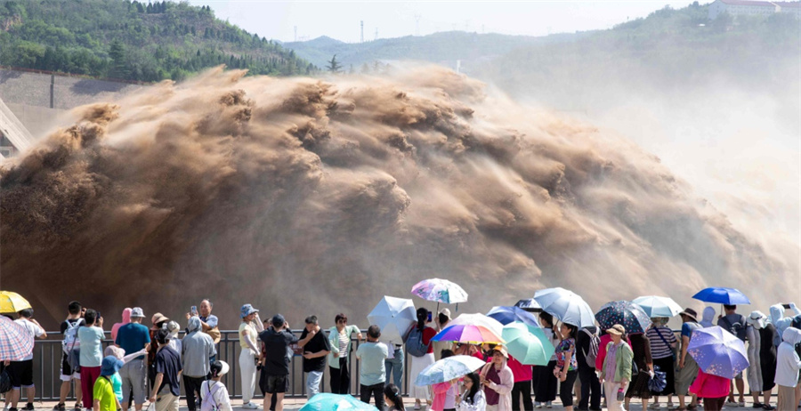 Tourists watch water discharge at the Xiaolangdi Reservoir, July 4. [Photo/Zheng Zemin]