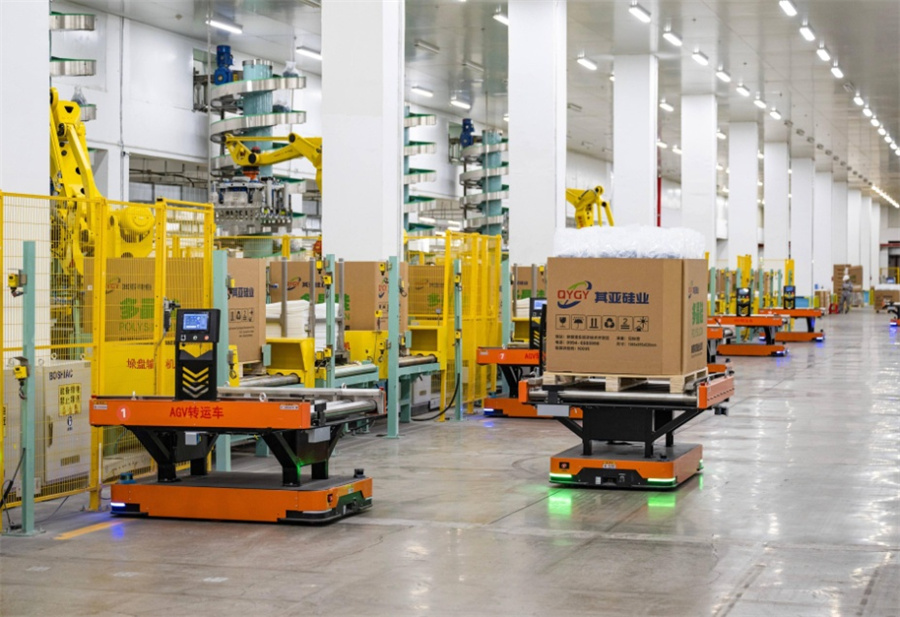 Automated guided vehicles carry polysilicon products in a workshop of Xinjiang Qiya Silicon Industry Co., Ltd. in northwest China's Xinjiang Uygur autonomous region. [Photo/He Long]
